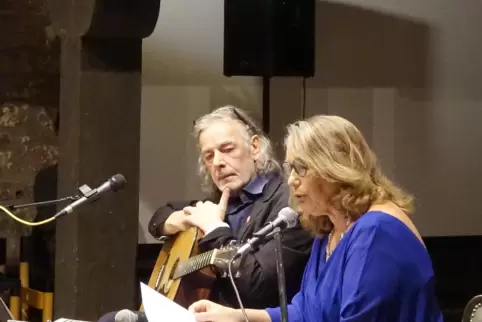 Autorin Marie Theres Relin stellt zusammen mit Musiker Michael Halberstadt ihr Buch „Yes, we Schell“ vor. 