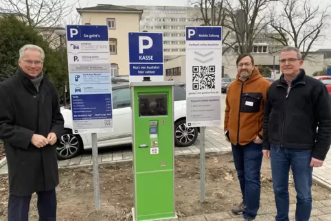 Stellen die neue Parkraum-Bewirtschaftung vor: die Diakonissen-Verantwortlichen (von links) Udo Langenbacher, Andreas Canali und