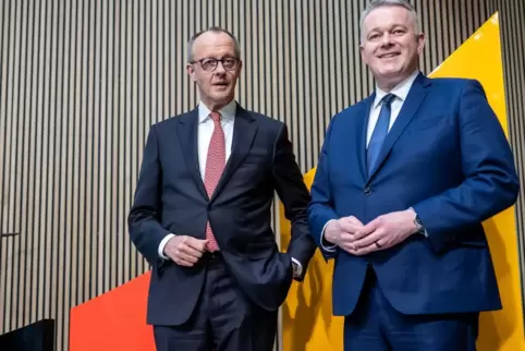 Bundeskanzler Friedrich Merz und der rheinland-pfälzische Spitzenkandidat Gordon Schnieder (beide CDU) am Montag in Berlin.