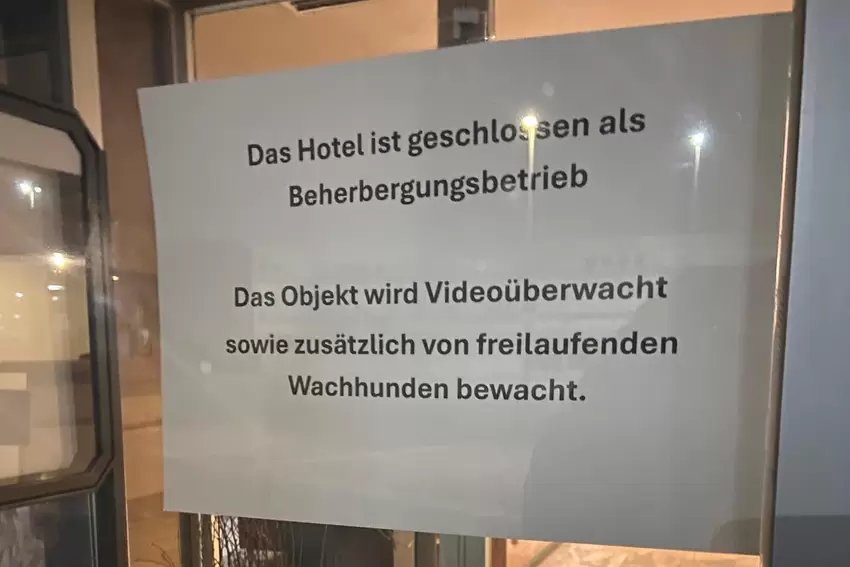 Aushang am Hotel-Eingang, Einbrecher hat das nicht abgeschreckt.