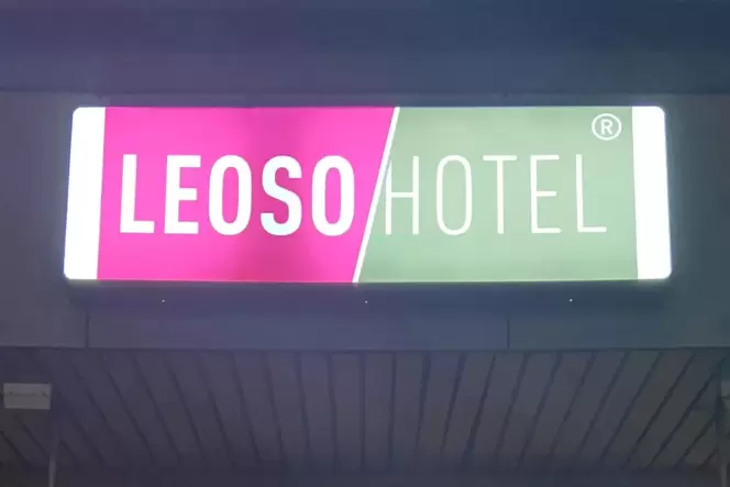 Ncoh hängt das Schild »Leoso«-Hotel über dem Haupteingang, aber der Name ist Geschichte.