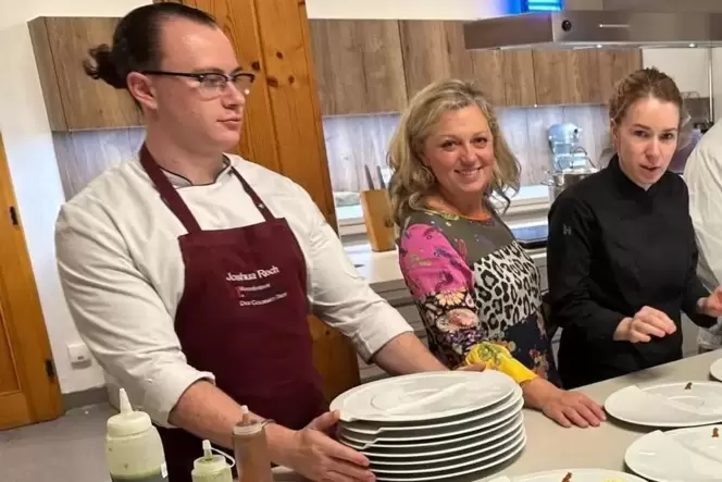 Laden ein: die Köche Joshua Rech (li.) und Larissa Gepperth (re.) mit Sommelière Natalie Lumpp. Laden ein: die Köche Joshua Rech (li.) und Larissa Gepperth (re.) mit Sommelière Natalie Lumpp.