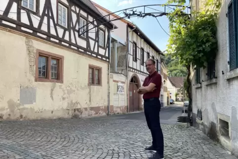 Bei der früheren Gaststätte Engel hat Ortsvorsteher Pascal Bender die Hoffnung auf einen Schub durch die neuen Besitzer. 