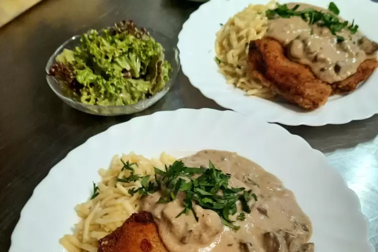 Geht auch vegan: Schnitzel mit Champignonrahmsauce auf Sp&auml;tzle in der Weinstube Eulenspiegel in Speyer.