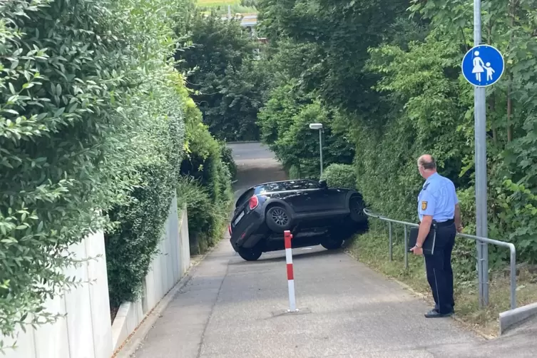 Der Polizistenberuf h&auml;lt auch viel Kurioses bereit, zum Beispiel diesen skurrilen Unfall in Weinstadt/Endersbach, erkl&auml;rt dadurc