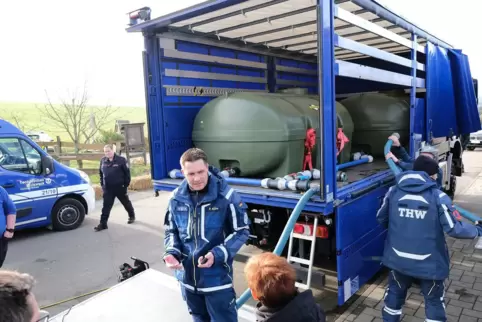 Das THW hilft bei der Versorgung mit Trinkwasser.