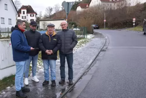 Bruno Bohn, Michael und Johannes Bisson (von rechts) sind sauer, weil ihre Anwesen in der Speyerstraße und an der unteren Landau