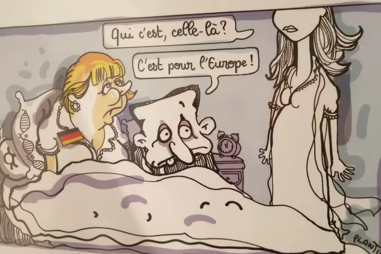 Nicolas Sarkozy im Bett mit Angela Merkel. Gattin Carla Bruni findet es gar nicht lustig.