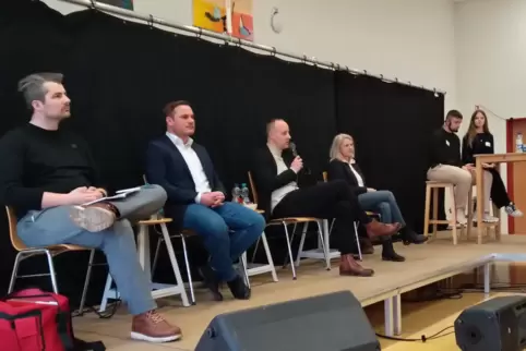 Stellten sich den Fragen der Schüler (von links): Jonas Liebig, Matthias Jurczak, Gregory Scholz und Marion Schneid mit den Mode