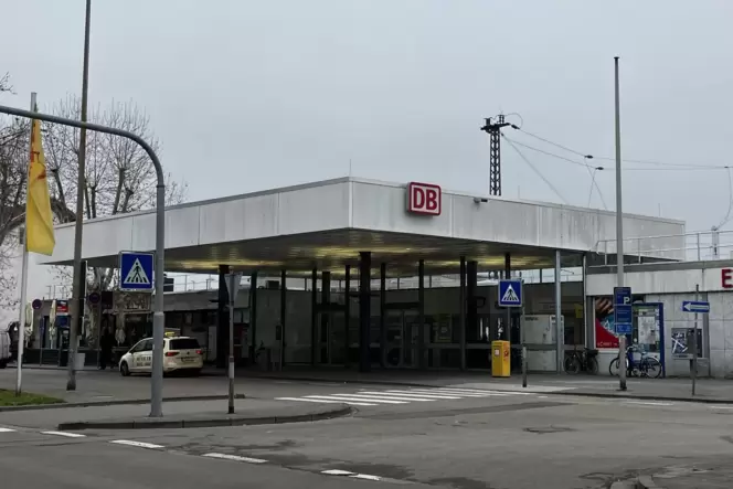 Der Hauptbahnhof Frankenthal ist keine Augenweide. Der Hauptbahnhof Frankenthal ist keine Augenweide.