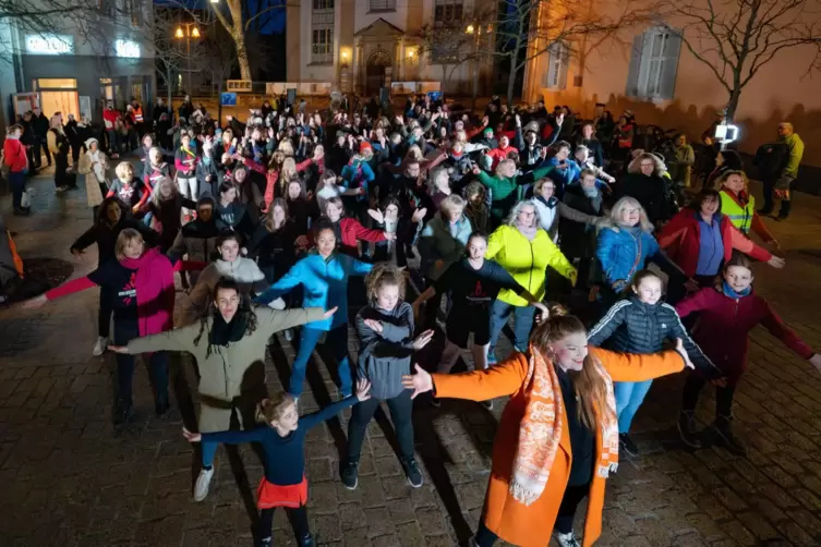 One Billion Rising: Tanzkundgebung gegen Gewalt an Frauen, in Speyer in der Vergangenheit auch schon mit Beteiligung der st&auml;dtis