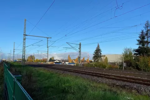 Die Bahnstrecke ist nach einem Unfall bei Landstuhl derzeit voll gesperrt. 