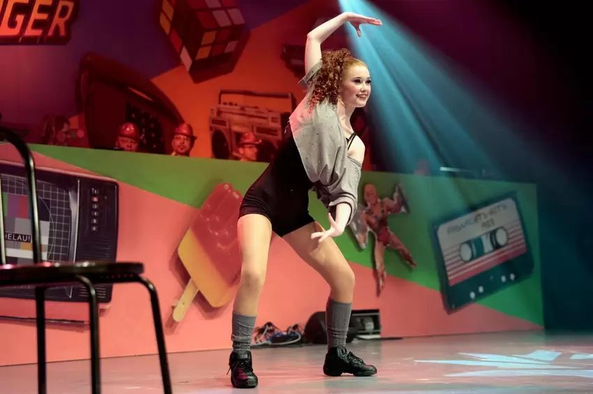 Showgirl Louisa gibt eine Solonummer.