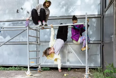 So sieht’s aus: Das Foto zeigt eine Szene des Tanzstücks „HANG OUT“ der Gruppe 5elefants tanzkollektiv. Es ist am 28. Februar im So sieht’s aus: Das Foto zeigt eine Szene des Tanzstücks „HANG OUT“ der Gruppe 5elefants tanzkollektiv. Es ist am 28. Februar im