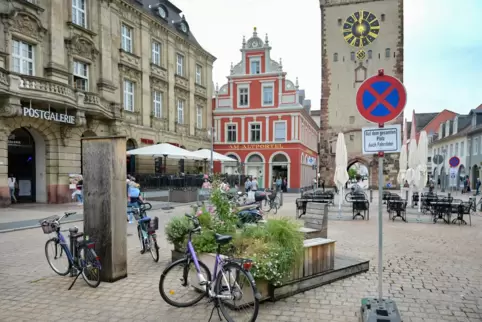 Postplatz mit Altpörtel im Hintergrund: Die Fahrspur links soll möglichst bald der Vergangenheit angehören. Postplatz mit Altpörtel im Hintergrund: Die Fahrspur links soll möglichst bald der Vergangenheit angehören.