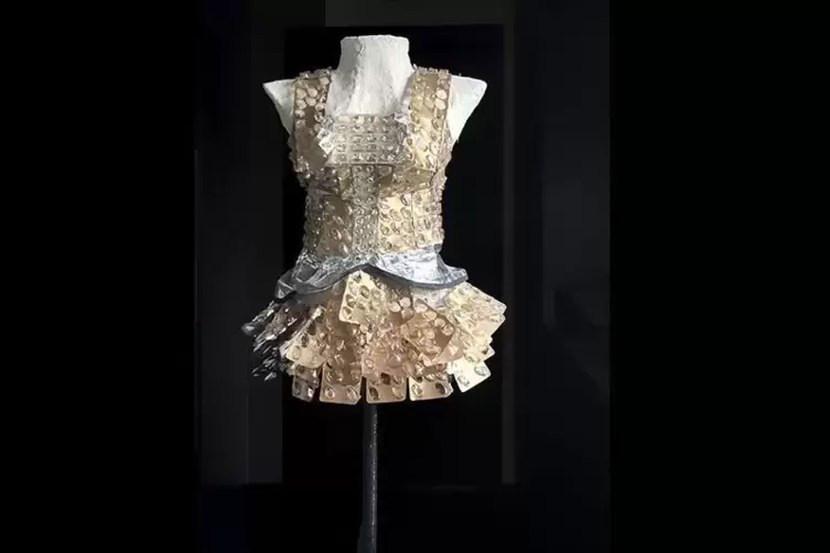 Die Werke von Freya Bl&ouml;sl entstehen aus Beiseitegelegtem.