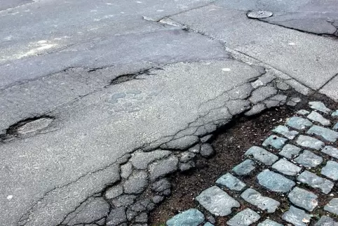 Die schlechten Straßen scheinen ein Fass ohne Boden zu sein. Die schlechten Straßen scheinen ein Fass ohne Boden zu sein.