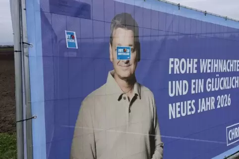 Ein großflächiger Weihnachtsgruß des CDU-Landtagsabgeordneten Christian Baldauf ist prompt verunstaltet worden. 