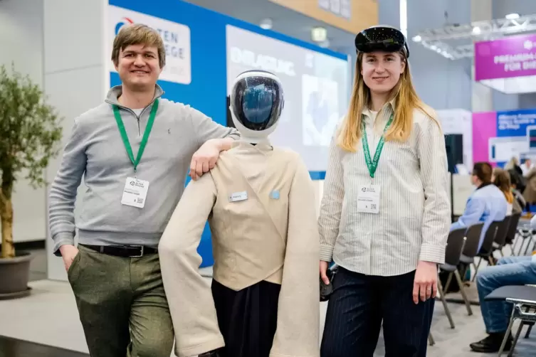 Rafael Hostettler und Alona Pammer entwickeln mit ihrer Firma Devanthro den Pflegeroboter Robody. 