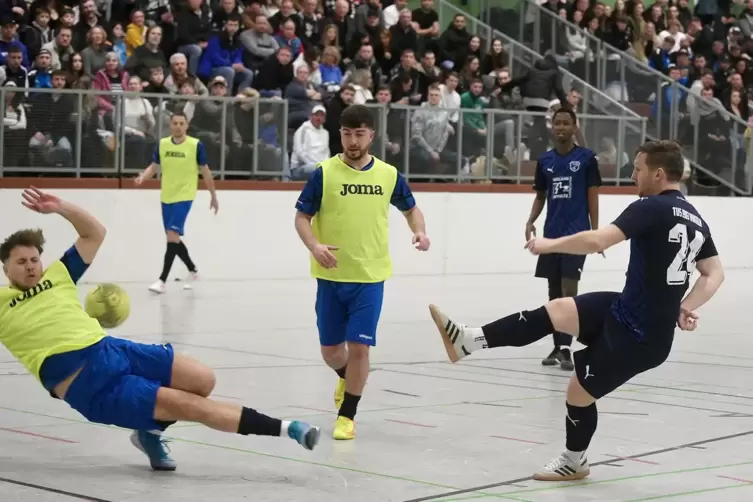 Im Vorjahr erreichten Tobias Groh (rechts) und Souvenir Christian Sangwa (hinten) mit dem TuS Winzeln das Finale.