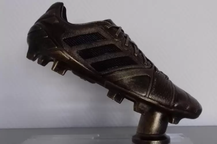 Begehrter Sonderpreis: der goldene Schuh f&uuml;r den Torsch&uuml;tzenk&ouml;nig.