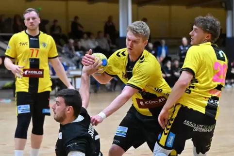 Ein Pfalzderby jagt das nächste: Christopher Huber (am Ball) von der HSG Dudenhofen/Schifferstadt gegen VTV Mundenheim.