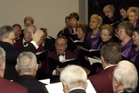 Der Kirchenchor St. Cäcilia 2006 beim Weihnachtskonzert. Die Kirche St. Maria Magdalena in Roxheim war seine Heimat.