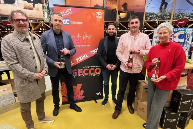 Bei der Vorstellung der Jubiläumstropfen in der Weinabteilung des C+C Großmarktes (von links): Alexander Hess, Leiter des Cityma Bei der Vorstellung der Jubiläumstropfen in der Weinabteilung des C+C Großmarktes (von links): Alexander Hess, Leiter des Cityma