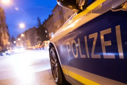 Die Polizei sucht Zeugen nach einer Unfallflucht.