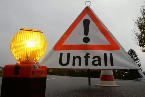 Der Unfall ereignete sich in einer leichten Rechtskurve. 