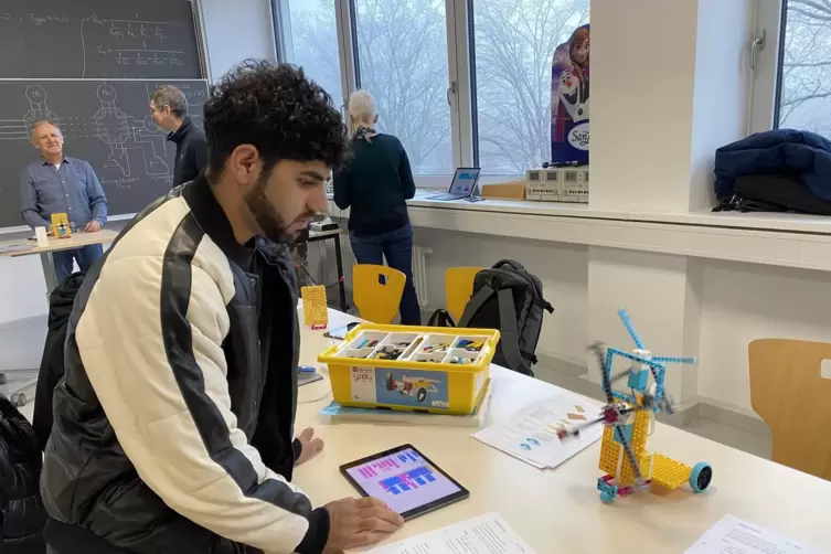 Munir Khmadzai aus Afghanistan besucht die Pirmasenser BBS seit einem halben Jahr. Gerade hat er ein Karussell gebaut und progra