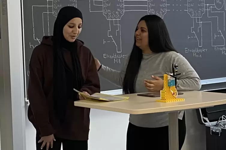 Liliana Samu (rechts) hatte in der Schule in ihrer ungarischen Heimat schon Deutschunterricht. Sie hilft Syrerin Ayune Aldabah, 