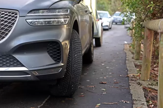 Durch Falschparker können Straßen für Rettungskräfte blockiert werden.