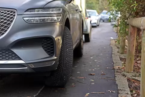Durch Falschparker können Straßen für Rettungskräfte blockiert werden. 