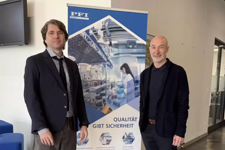 Vorsitzender Michael Tackenberg (rechts) und der neue Leiter, G&uuml;nter Schell, informieren &uuml;ber die Arbeit und Zukunft des Pr&uuml;f- u