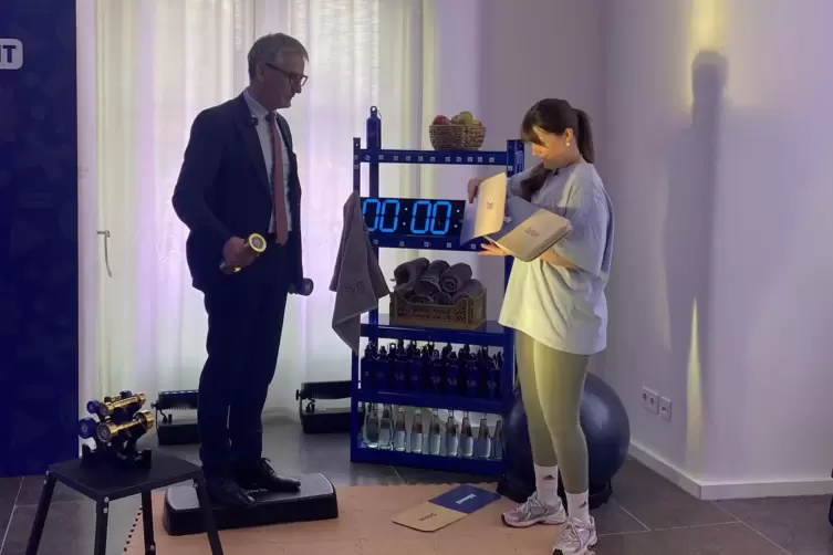Im &bdquo;Wahl-Gym&ldquo; sind schnelle Entscheidungen gefragt: Landtagspr&auml;sident Henrik Hering macht den Praxistest. 