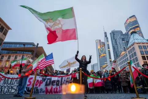 Kundgebung gegen das iranische Regime in Frankfurt: Speyerer Iraner wollen sich an Protesten in Düsseldorf und Brüssel beteilige Kundgebung gegen das iranische Regime in Frankfurt: Speyerer Iraner wollen sich an Protesten in Düsseldorf und Brüssel beteilige