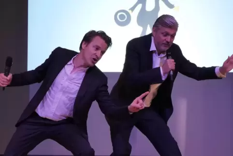 Max von Pufendorf (links) und Alexis Bug standen bei der Verleihung des Amateurtheaterpreises Schappo in Maxdorf schon gemeinsam