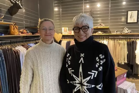  Viele Jahre war Birgit Neuhardt (r.) Chefin von Mode Franck. Der guten Zusammenarbeit mit ihren Kolleginnen, hier Heike Schulte