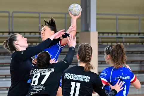 Eine gegen fast alle: Michelle Naas (am Ball TuS Heiligenstein) gegen die HSG Dudenhofen. 