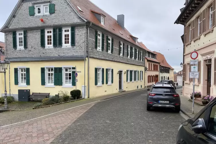 In der Langstra&szlig;e m&uuml;ssen Autofahrer vorsichtig sein: Hier gilt nach der Einbahnstra&szlig;e ein Durchfahrtverbot geradeaus.