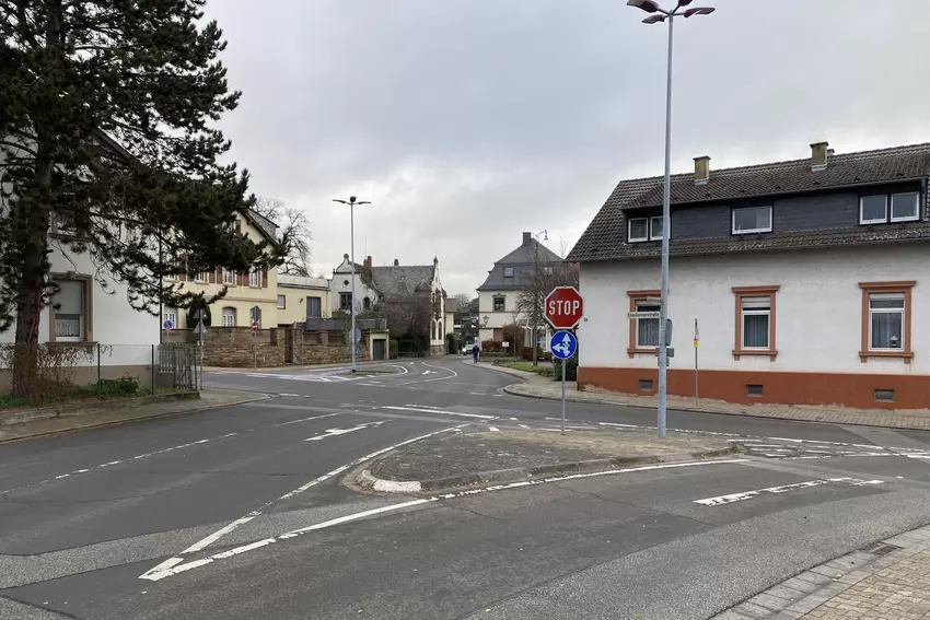 Sieht übersichtlich aus, ist es aber nicht. Eine Vielzahl von Stoppschildern an dieser Kreuzung in der Gasstraße kann durchaus k