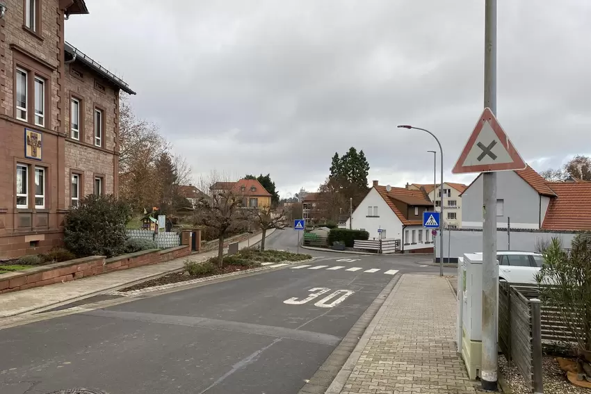 Eine von zwei tücksichen Verkehrsstellen in der Dannenfelser Straße: Neben der 30er-Zone und kreuzendem Verkehr müssen Autofahre