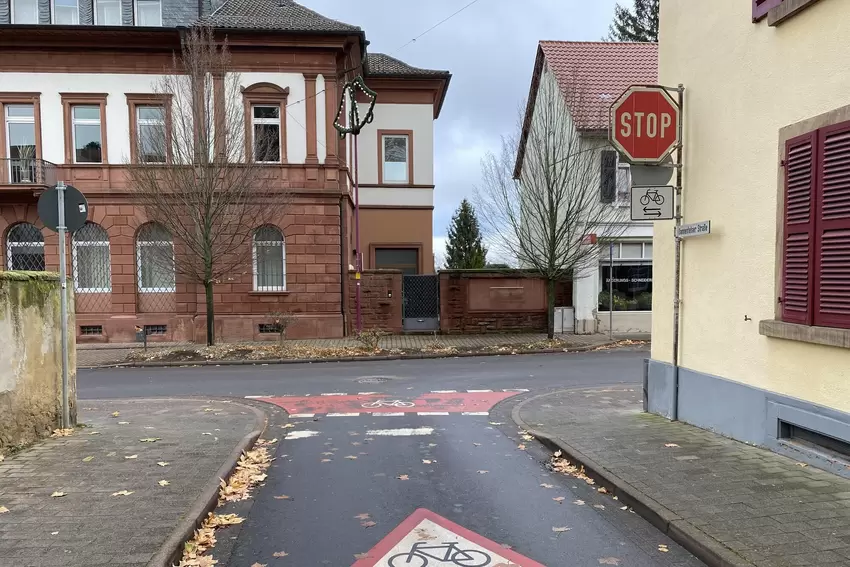 Die verblassende Haltelinie am Stoppschild in der Dannenfelser Straße kann zur Falle für Fahrschüler werden. Hier ist Vorsicht g