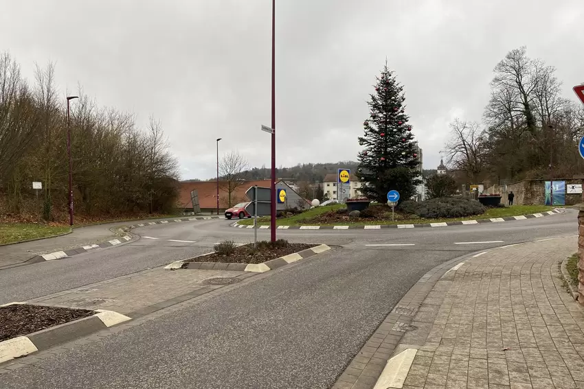 Ein kleiner, aber häufig gesehener Fehler: Innerorts haben Fußgänger in Kreisverkehren Vorrang.