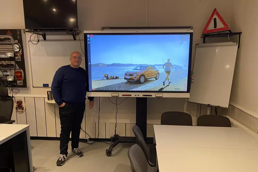 Tony Kremer stellt seine Schüler bereits im Theorieunterricht digital auf gefährliche Verkehrsstellen in Kirchheimbolanden ein.