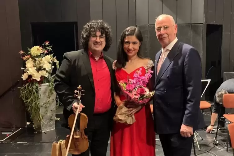 Das Duo IC Strings, Ivan Knezevic und Caroline Busser, mit dem Vorsitzenden der Freunde des Pfalztheaters, Michael Krau&szlig;. 