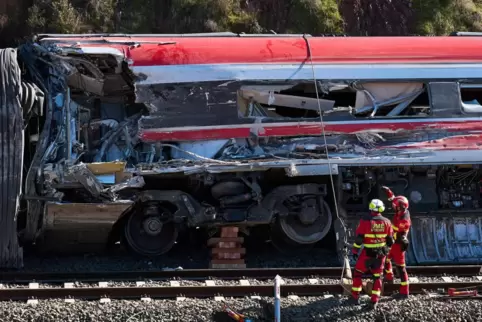 Ein zerstörter Hochgeschwindigkeitszug nach dem schweren Unglück in Südspanien: Die Katastrophe löste europaweit Anteilnahme aus