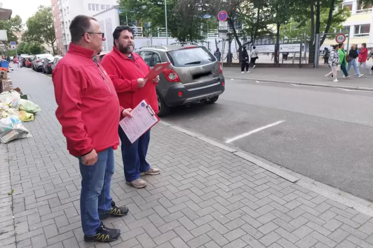 Jens Br&uuml;ckner (rechts) mit seinem ACE-Kollegen Joachim Lenhart bei einer Schulwegaktion.