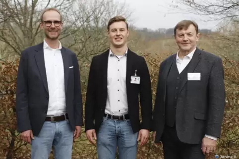Geschäftsführer Thorsten Hemmer mit Jan-Paul Spitzer und Regionaldirektor Reiner Beck (von links).